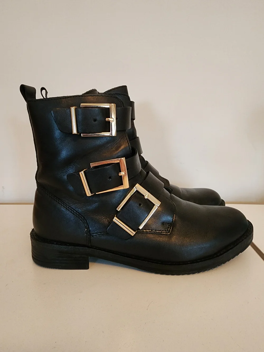 le chateau Black Italian Leather Ankle Combat Boots with Gold Buckle Size 39 - Picture 2 of 8
